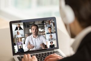 team di dipendenti si dedicano alla formazione per capire come digitalizzare l'azienda e i processi dell'impresa