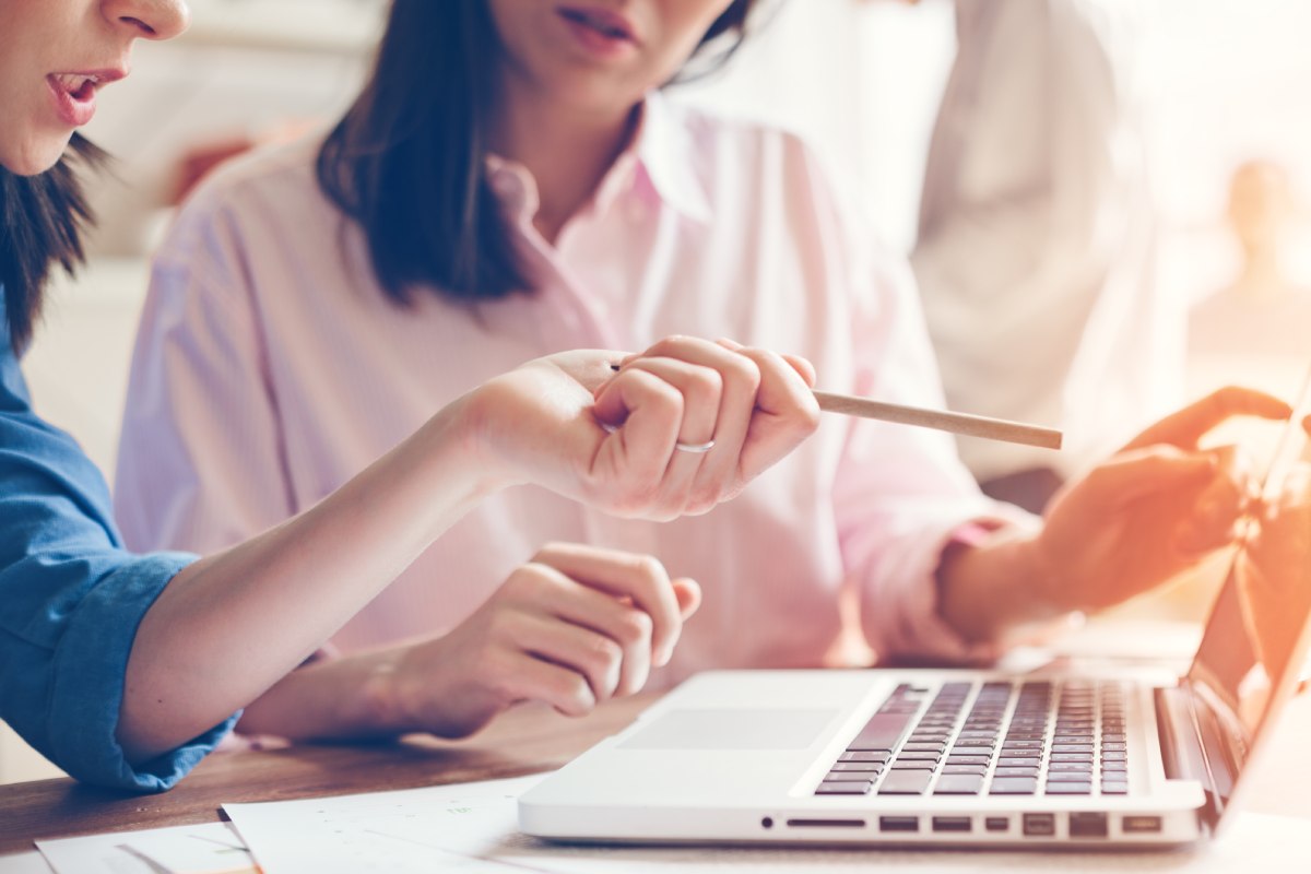 dipendenti lavorano all'ottimizzazione e digitalizzazione dei processi produttivi della loro impresa