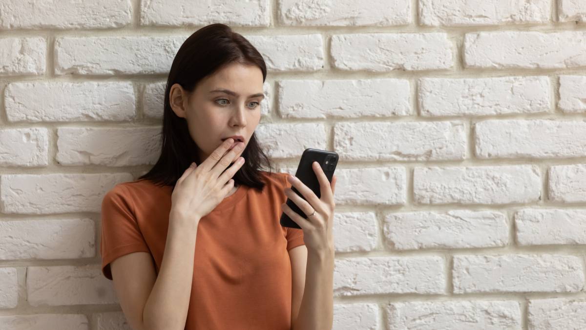 ragazza che ha appena scoperto di essere stata truffata con la tecnica di spear phishing attraverso i social media