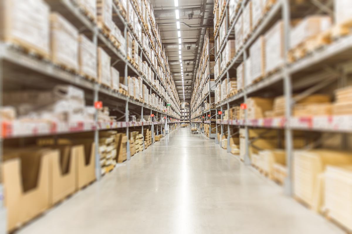 magazzino di Amazon vuoto per la scelta di Amazon di far lavorare in smart working i propri dipendenti