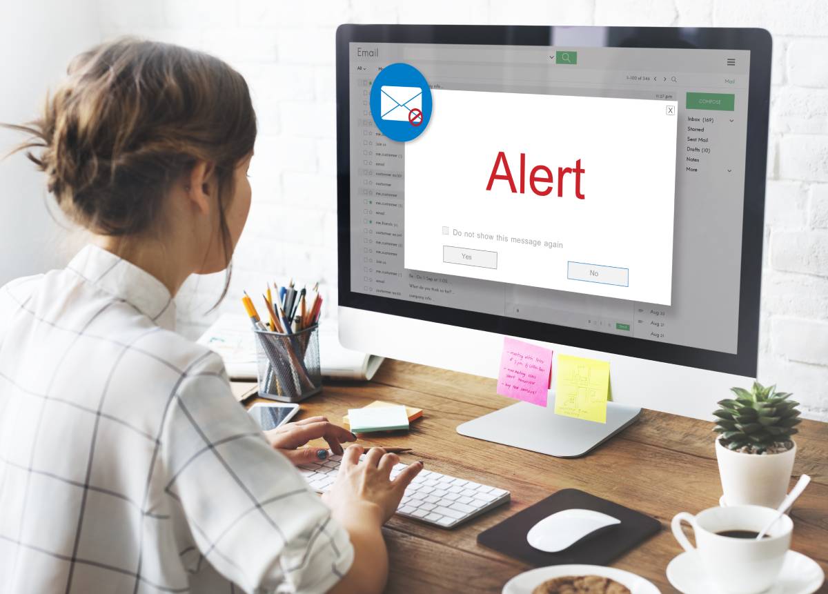 donna che scopre lo spear phishing attraverso i social